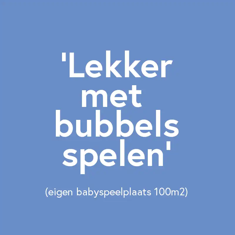 baby-speelt-met-bubbels-kinderopvang-ark » Kinderopvang & BSO in Oss Een enthousiaste baby speelt met zeepbellen en water bij Kindercentrum de Ark in Oss.
