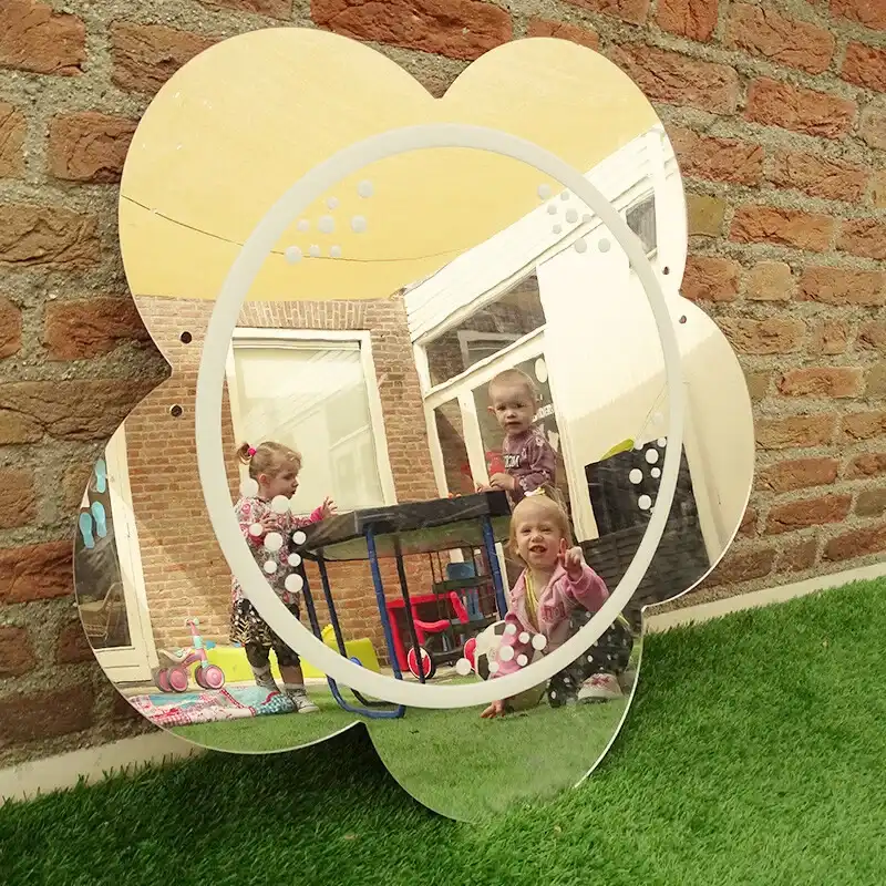 kind-weerspiegeling-bloemspiegel-kinderopvang-ark-oss » Kinderopvang & BSO in Oss De vrolijke weerspiegeling van een lachend kind in een bloemvormige spiegel buiten bij Kindercentrum de Ark.