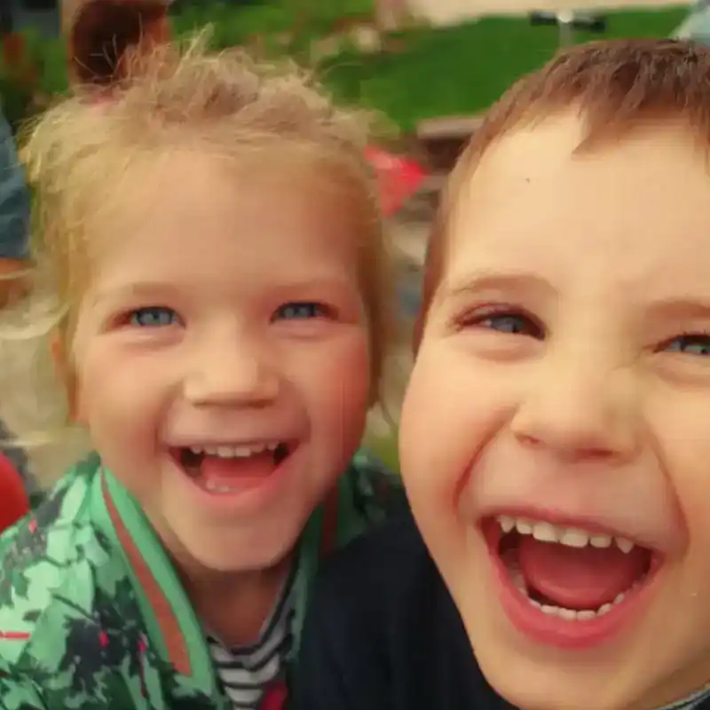 spelende-peuters-exclusieve-speelplaats-ark-oss » Kinderopvang in Oss Twee lachende peuters spelen samen op de exclusieve peuterspeelplaats van Kindercentrum de Ark in Oss.